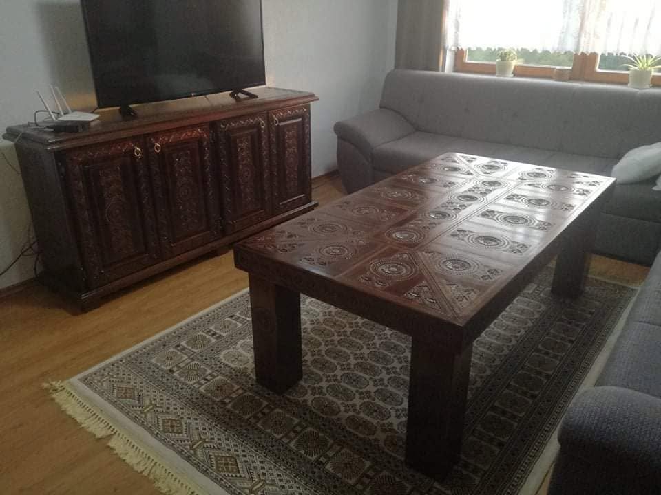 Dnevni boravak sa rezbarenom sećijom