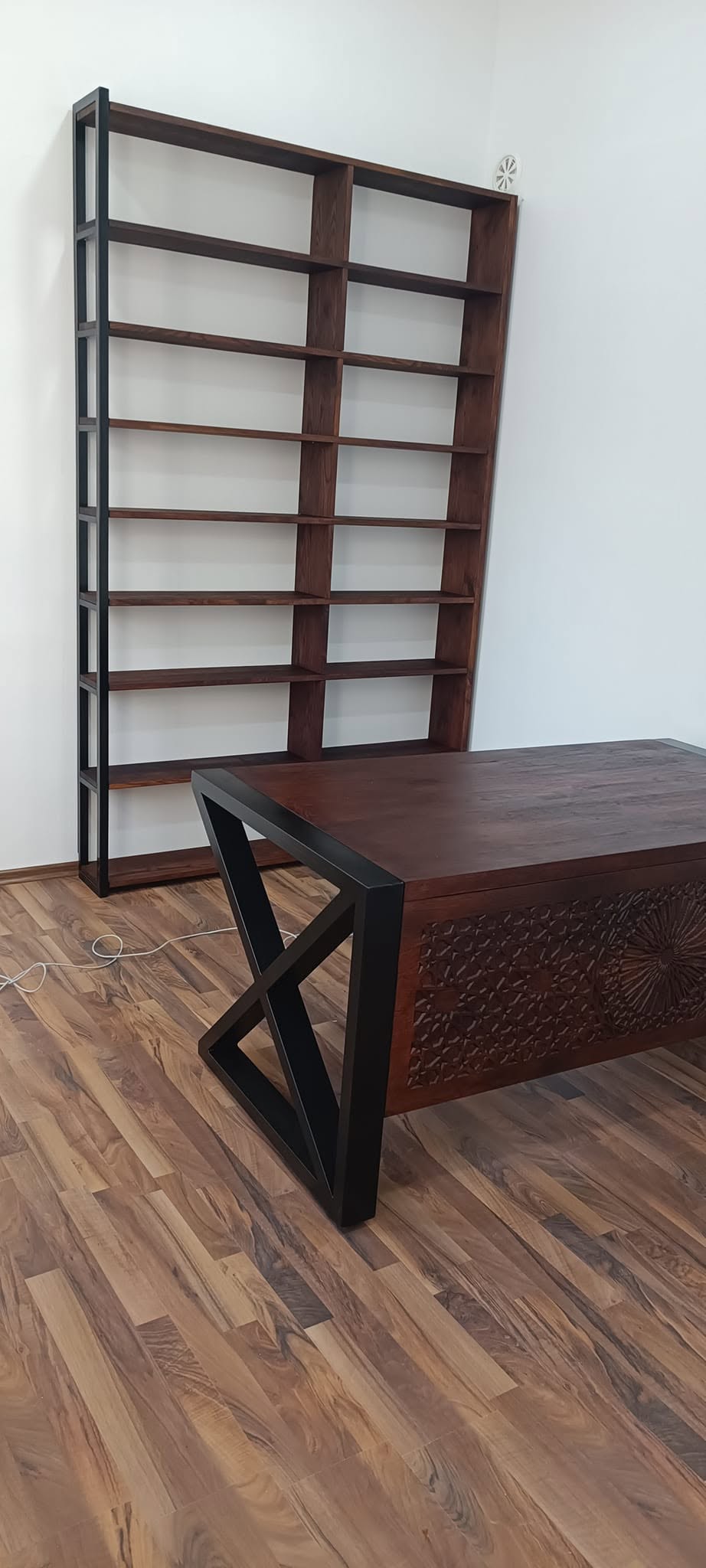 Rezbareni radni sto sa bibliotekom